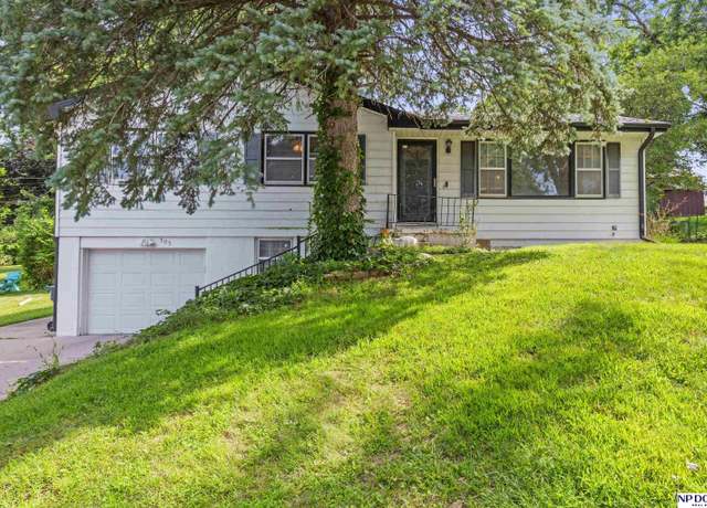 Property at 305 Westridge Ave, Bellevue, NE 68005, 3 beds, 2.5 baths