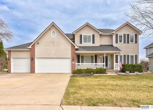 Property at 307 Inglewood Dr, Papillion, NE 68133, 5 beds, 3.5 baths