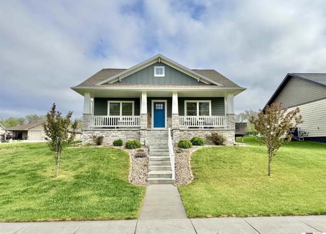 Property at 916 Hillcrest Dr, Seward, NE 68434, 3 beds, 3 baths