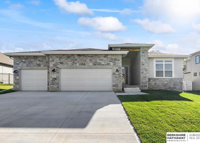 Property at 9715 S 123rd Ave, Papillion, NE 68046, 4 beds, 3.5 baths