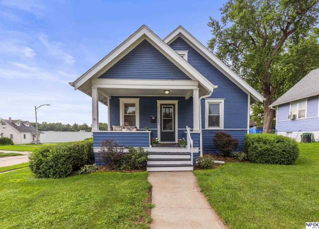 Property at 5403 Hickory St, Omaha, NE 68106, 2 beds, 2 baths
