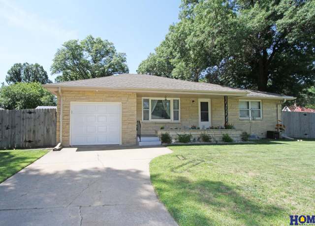 Property at 5601 Greenwood St, Lincoln, NE 68507, 3 beds, 2 baths