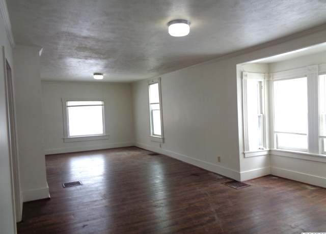 Property at 1435 S 9th St, Lincoln, NE 68502, 3 beds, 1 bath