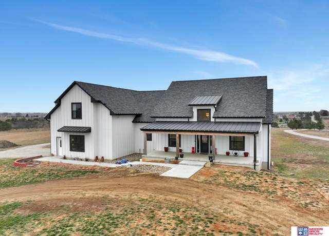 Property at 1075 Pine View Ridge Ln, Beatrice, NE 68310, 5 beds, 4.5 baths