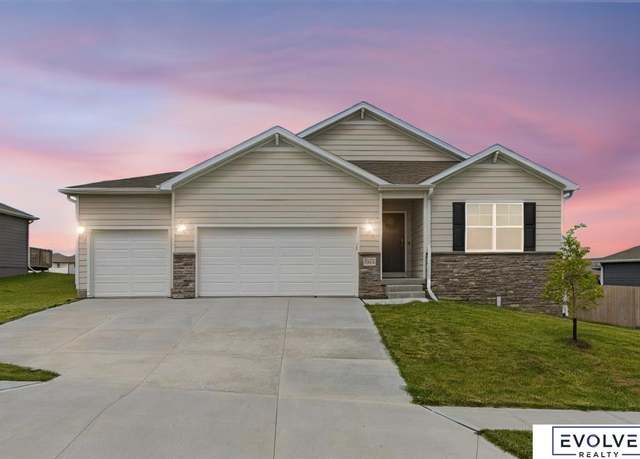 Property at 11602 Sunburst Dr, Papillion, NE 68046, 4 beds, 3 baths