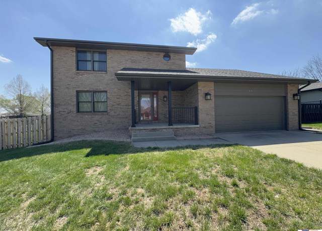 Property at 113 Regency Dr, Beatrice, NE 68310, 3 beds, 2.5 baths