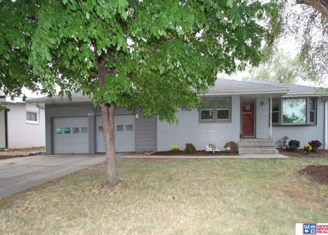 Property at 2831 S 47th St, Lincoln, NE 68506, 2 beds, 2 baths