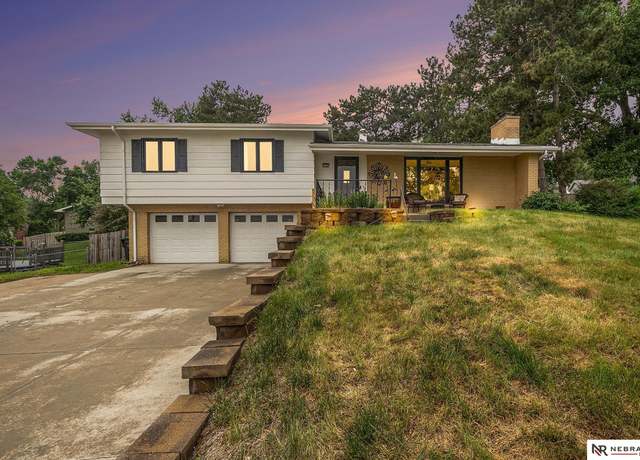 Property at 3536 Parkview Dr, Omaha, NE 68134, 3 beds, 2.5 baths