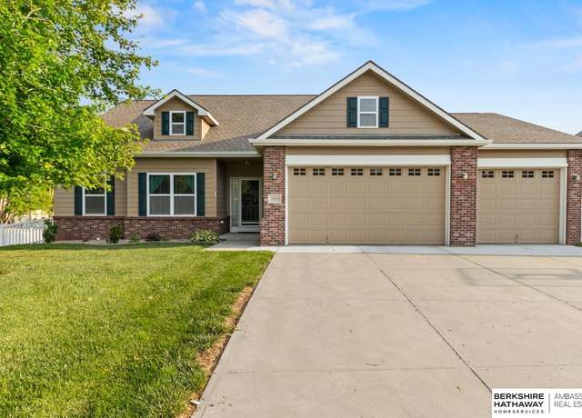 Property at 10055 Centennial Rd, La Vista, NE 68128, 5 beds, 4 baths