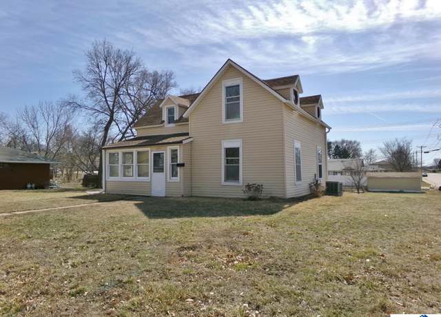 Property at 1601 Market St, Beatrice, NE 68310, 4 beds, 2 baths
