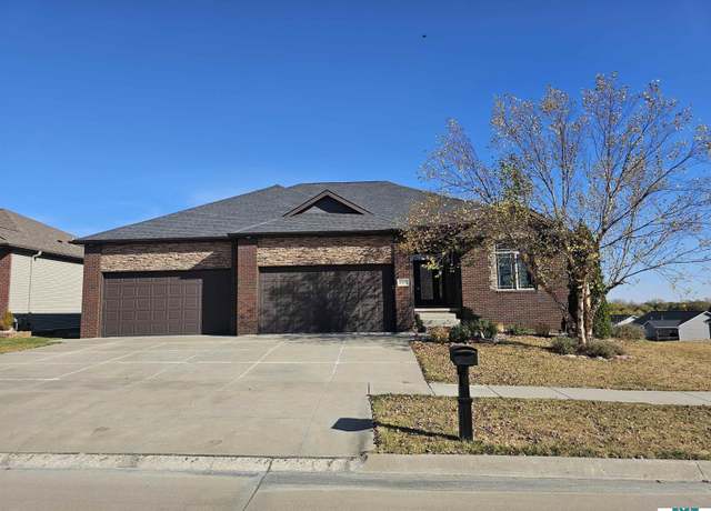 Property at 6010 S 97th St, Lincoln, NE 68526-9717, 4 beds, 3.5 baths