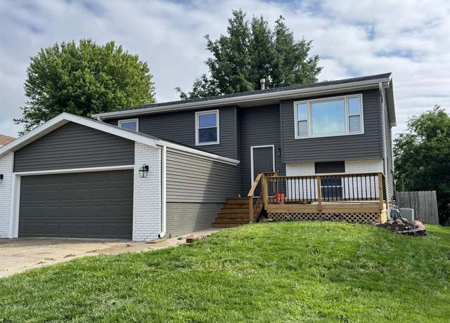Property at 600 W Burt Dr, Lincoln, NE 68521, 3 beds, 2 baths