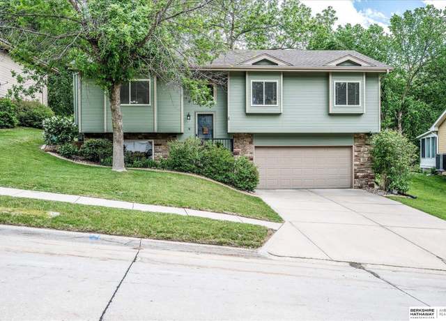Property at 117 Autumn Cir, Council Bluffs, IA 51503, 3 beds, 2.5 baths