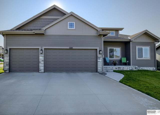 Property at 13505 S 51st St, Papillion, NE 68133, 4 beds, 3 baths