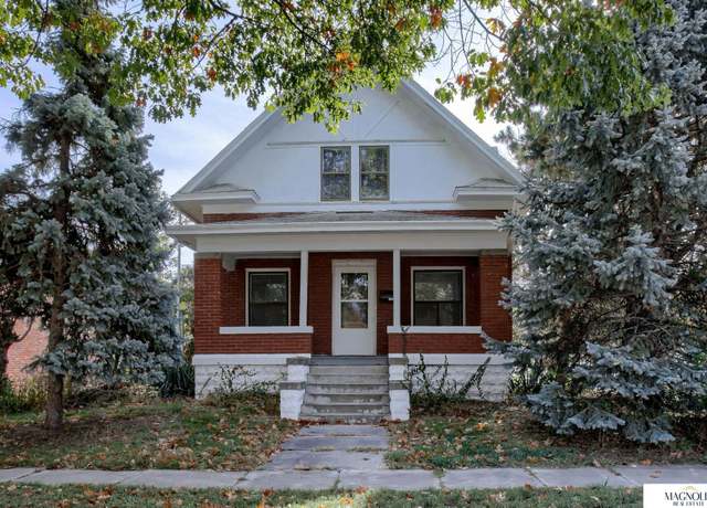 Property at 2301 D St, Lincoln, NE 68502, 4 beds, 2 baths