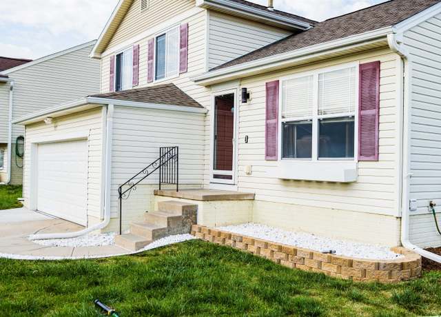 Property at 7925 South 157th St, Omaha, NE 68136, 3 beds, 2 baths