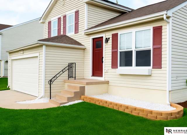 Property at 7925 South 157th St, Omaha, NE 68136, 3 beds, 2 baths