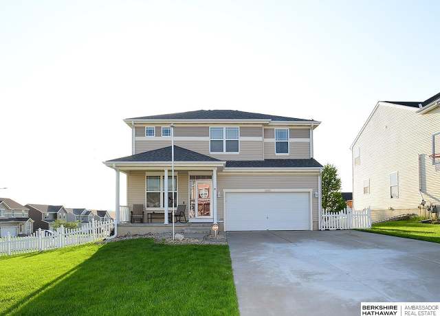 Property at 8403 S 65th St, Papillion, NE 68133, 4 beds, 4.5 baths