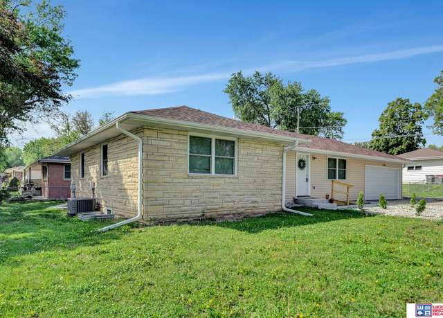 Property at 1105 Surfside Dr, Lincoln, NE 68528, 4 beds, 2 baths