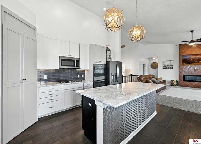 Property at 20459 C St, Omaha, NE 68022, 6 beds, 4 baths