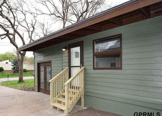 Property at 6719 Holdrege St, Lincoln, NE 68505, 3 beds, 1 bath