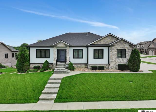 Property at 1015 N 100th St, Lincoln, NE 68527, 5 beds, 3 baths