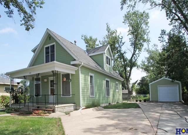 Property at 2810 S 14th St, Lincoln, NE 68502, 3 beds, 2.5 baths