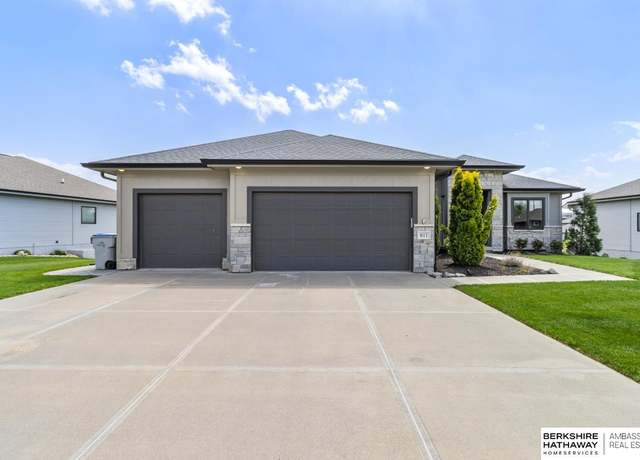 Property at 611 Brentwood Dr, Gretna, NE 68028, 5 beds, 3 baths
