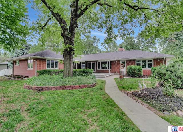 Property at 929 S Cotner Blvd, Lincoln, NE 68510, 4 beds, 3.5 baths