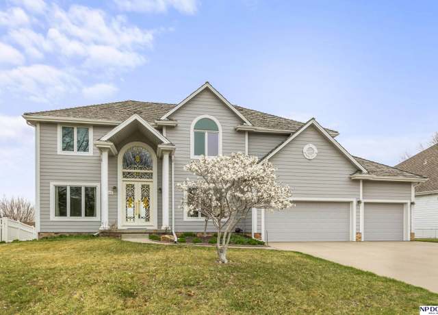 Property at 12828 Eagle Run Dr, Omaha, NE 68164, 5 beds, 4.5 baths