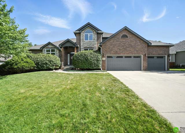 Property at 6756 Blue Ridge Ln, Lincoln, NE 68516, 5 beds, 4.5 baths