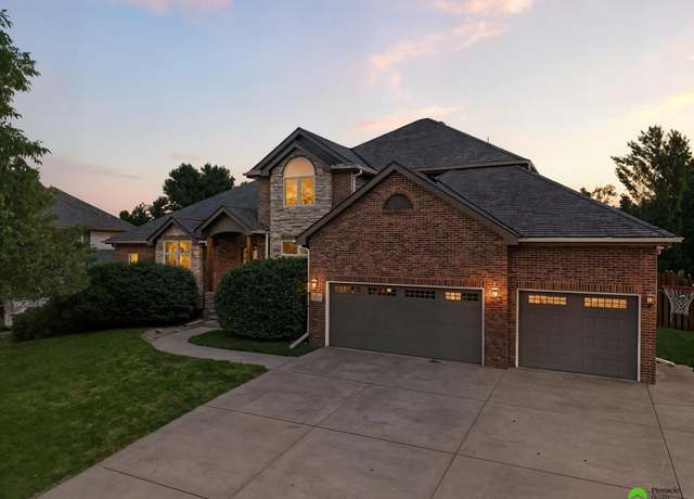 Property at 6756 Blue Ridge Ln, Lincoln, NE 68516, 5 beds, 4.5 baths