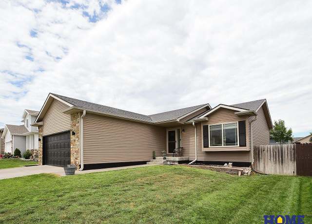 Property at 1020 Humphrey Ave, Lincoln, NE 68521, 5 beds, 2 baths