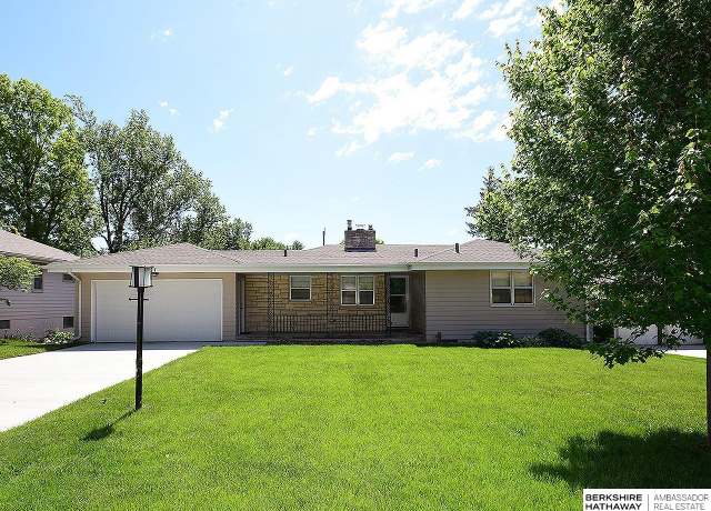 Property at 821 Parkwood Ln, Omaha, NE 68132, 3 beds, 3 baths