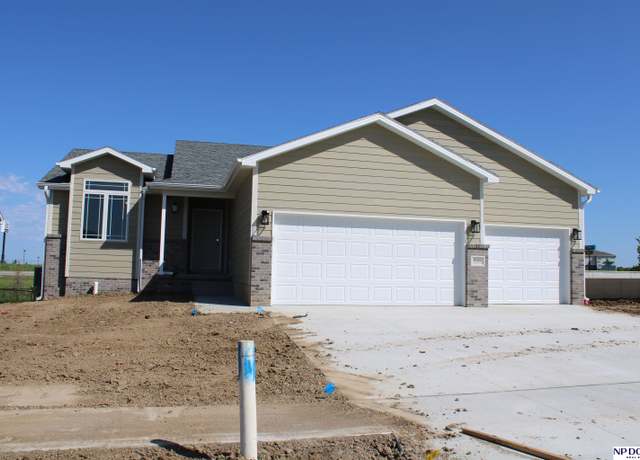 Property at 6616 Grays Peak Dr, Lincoln, NE 68521, 3 beds, 2.5 baths