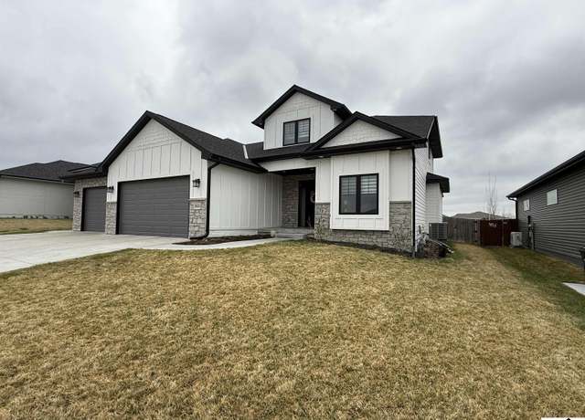 Property at 9600 Green Valley Ln, Lincoln, NE 68516, 6 beds, 3.5 baths