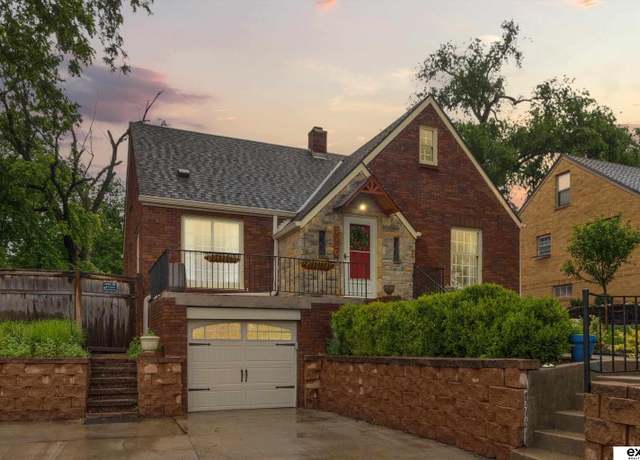 Property at 2220 S 60th St, Omaha, NE 68106, 3 beds, 3 baths