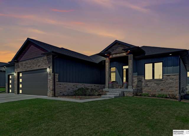 Property at 1135 S 89th St, Lincoln, NE 68520, 5 beds, 3 baths