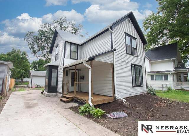 Property at 1801 Euclid Ave, Lincoln, NE 68502, 4 beds, 2 baths