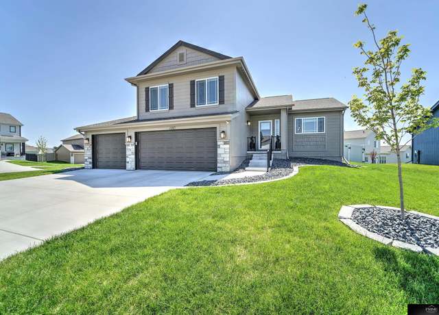 Property at 11101 Reynolds St, Omaha, NE 68142, 3 beds, 2.5 baths
