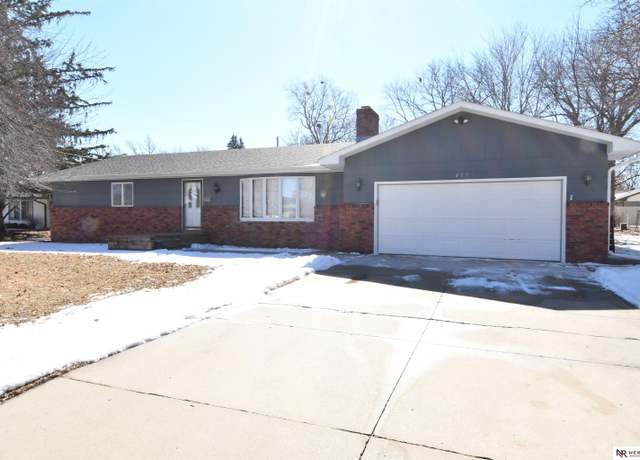 Property at 415 Florence St, Beatrice, NE 68310, 2 beds, 3 baths