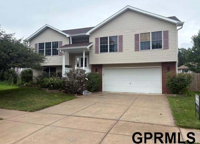 Property at 1300 Patterson Dr, Lincoln, NE 68522, 3 beds, 2.5 baths
