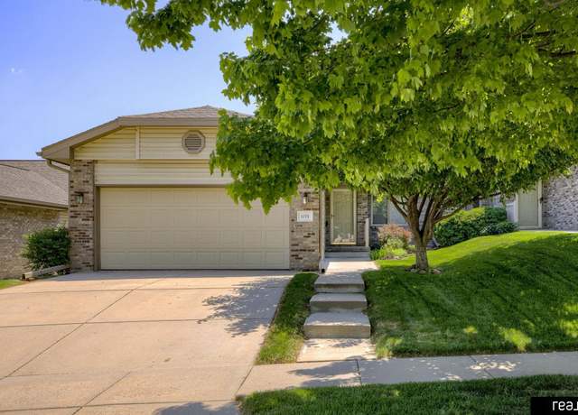 Property at 5725 Shadow Ln, Lincoln, NE 68516, 3 beds, 3 baths