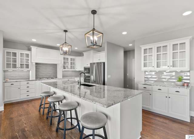Property at 5008 Waterford Ave, Papillion, NE 68133, 4 beds, 2.5 baths