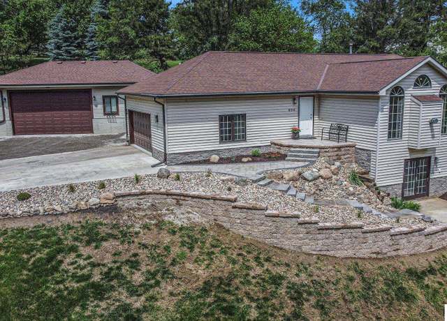 Property at 606 Pioneer Dr, Fort Calhoun, NE 68023, 5 beds, 3 baths
