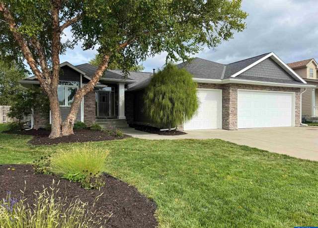 Property at 7700 S 26th St, Lincoln, NE 68512, 4 beds, 3 baths