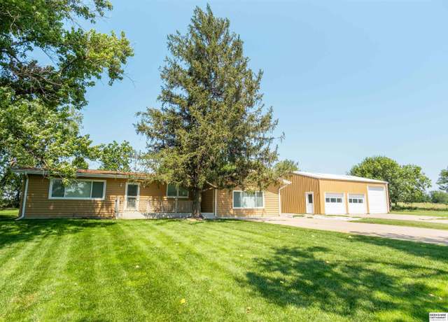 Property at 635 E Lochland Rd, Hastings, NE 68901, 3 beds, 1 bath