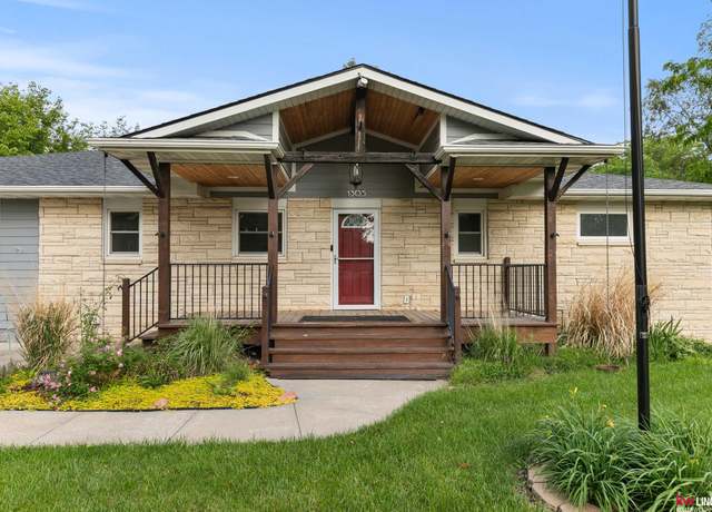 Property at 1305 S 4th Ave, Beatrice, NE 68310, 2 beds, 3 baths
