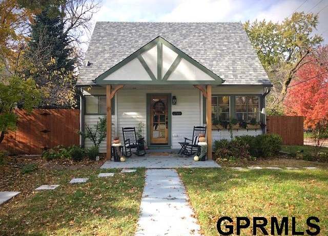 Property at 2701 S 35th St, Lincoln, NE 68506, 3 beds, 2 baths
