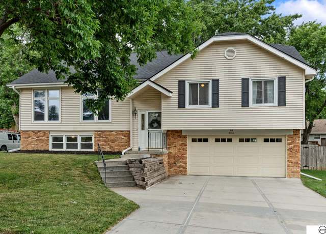 Property at 802 Pineview Dr, Papillion, NE 68046, 3 beds, 2.5 baths